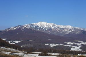 Qua:https://ja.wikipedia.org/wiki/%E3%83%95%E3%82%A1%E3%82%A4%E3%83%AB:Mt.Azumaya.JPG